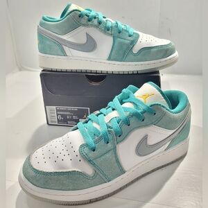 NIKE AIR JORDAN 1 LOW GS NEW EMERALD TAXI-WHITE YOUTH SHOE 6Y/W7.5 DO8244-301